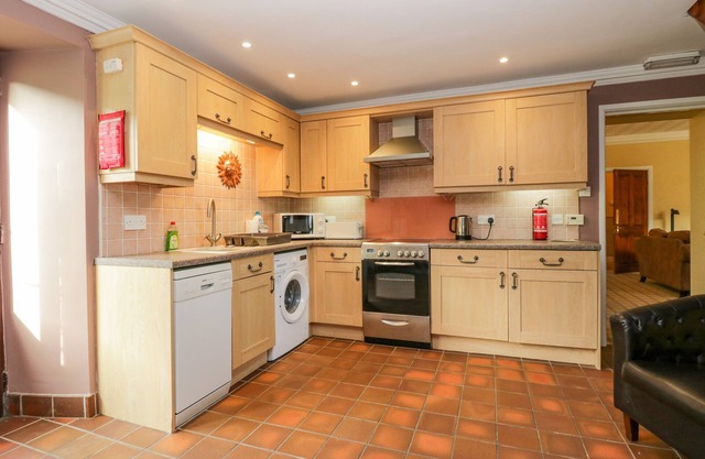 GROFFA CRAG FARMHOUSE, pet friendly, with open fire in Ulverston