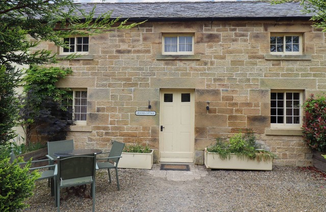 GROOMS COTTAGE, pet friendly, with open fire in Morpeth