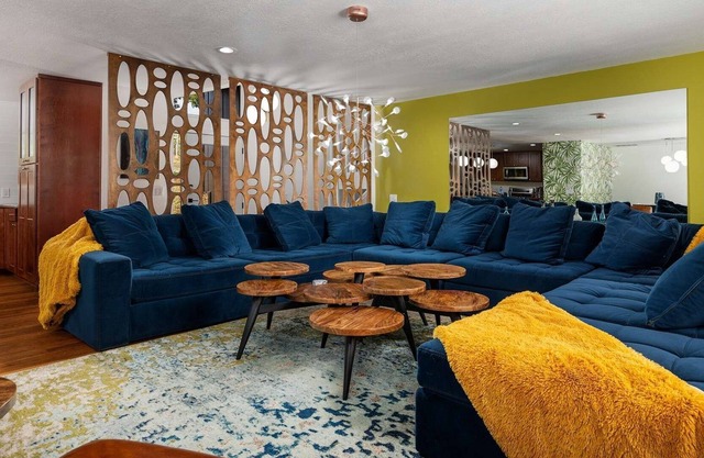 Groovy Pad, Billiards, Firepit, 5 Private King Rooms w/own Vineyard-View Balconies