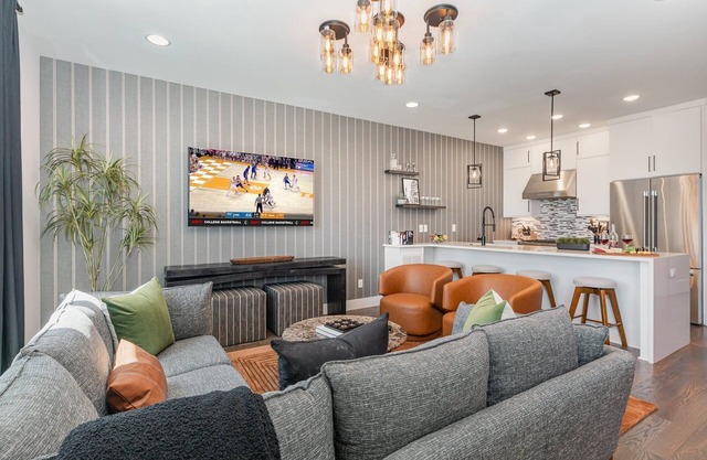 Groovy -Rooftop Patio w/Hot Tub -Mins to Broadway