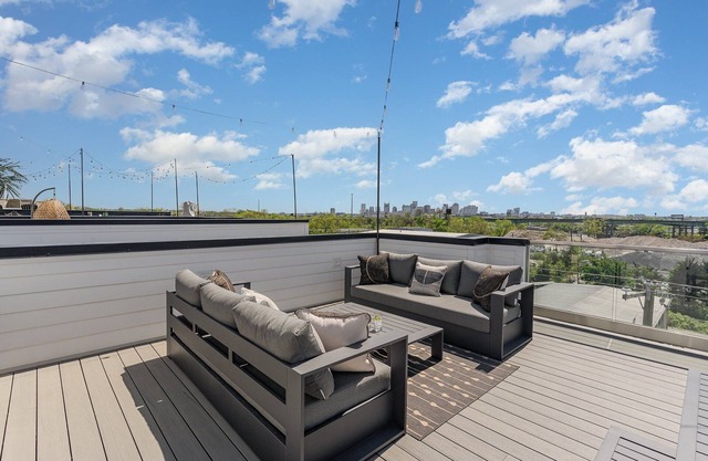 Groovy -rooftop Patio w/Hot Tub -mins to Broadway