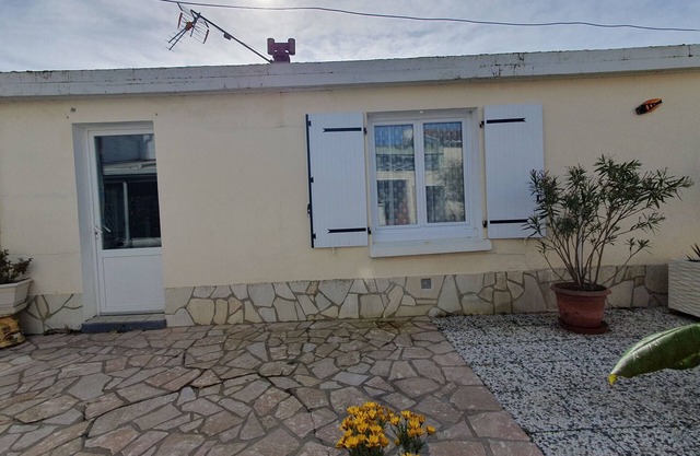 Ground Floor Apartment in Town Center with Courtyard & Close to Market