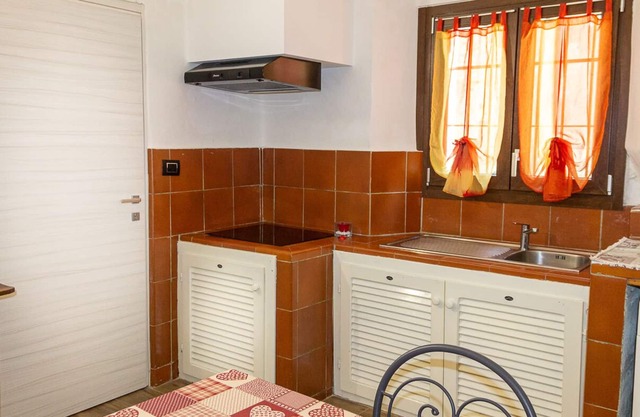 GROUND FLOOR APARTMENT CENTRAL AREA CLOSE TO THE LAKE