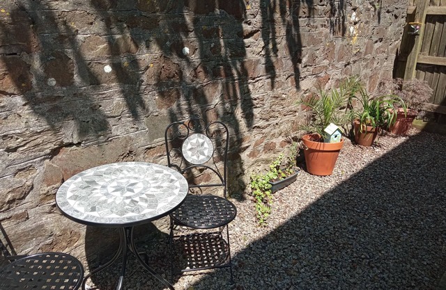 Ground Floor 2 Beds Apt Sleeps 4, with Parking