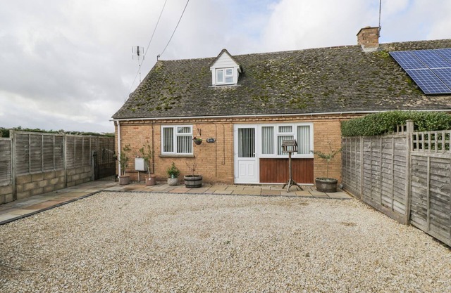 GROUND FLOOR ANNEX, family friendly in Milton-Under-Wychwood