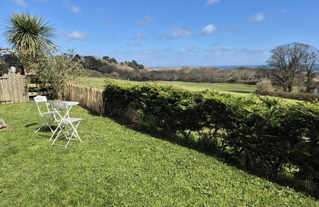 Ground floor apartment with sea views and walking distance to town and beach