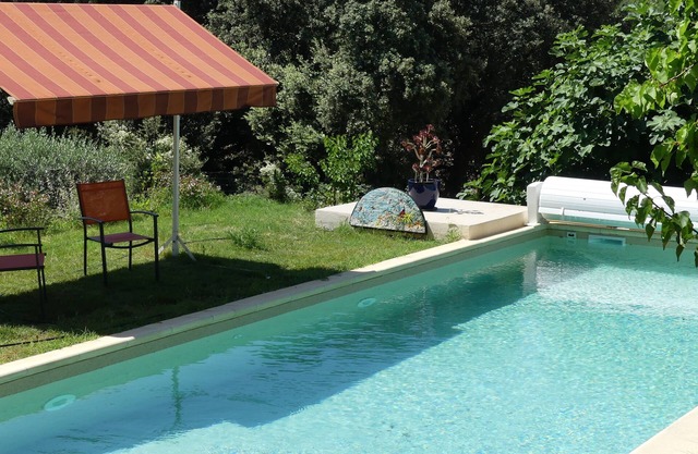 Ground floor apartment 50m2 with terrace in intimate shady park, swimming pool 12x4 m