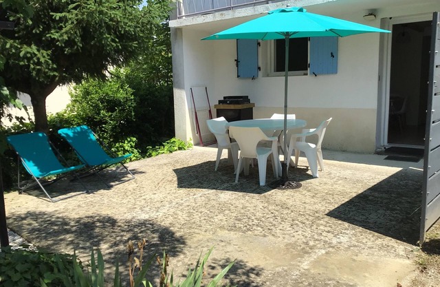 Ground floor apartment in villa between river and city center