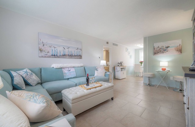 Ground Floor Beach Condo @ Friendly Native St Pete Beach