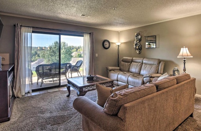 Ground-Floor Condo with Patio 1 Mi to 76 Strip!