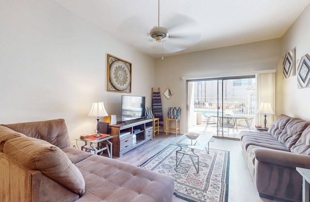 Ground-floor condo with pool, hot tub, gas grill, & wifi
