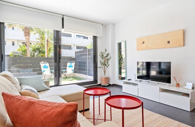 Ground floor with private garden 1min beach