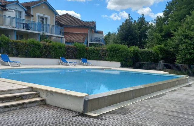 ground floor . Lake view. Heated swimming pool. Covered terrace.