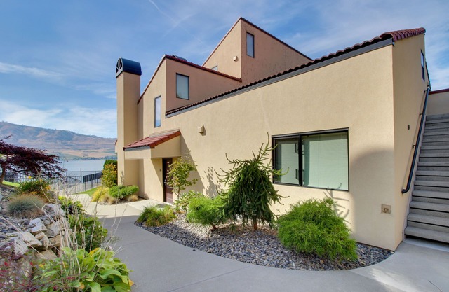 Ground-Floor, Lakefront Condo with Lake Views, Dock, and Shared Pools & Hot Tubs
