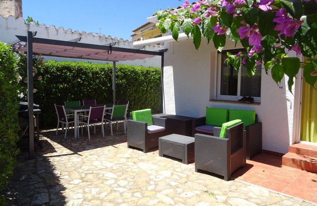 Ground floor, quiet, air-conditioned, 400ms Riells beach, private parking and shops