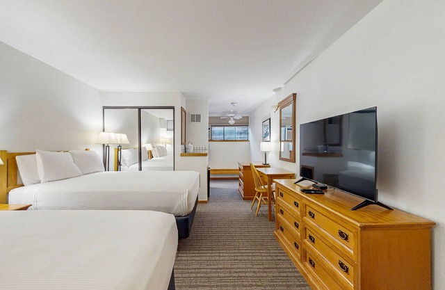 Ground-floor room on Main St - pool & hot tub - walk to lifts, dog-friendly