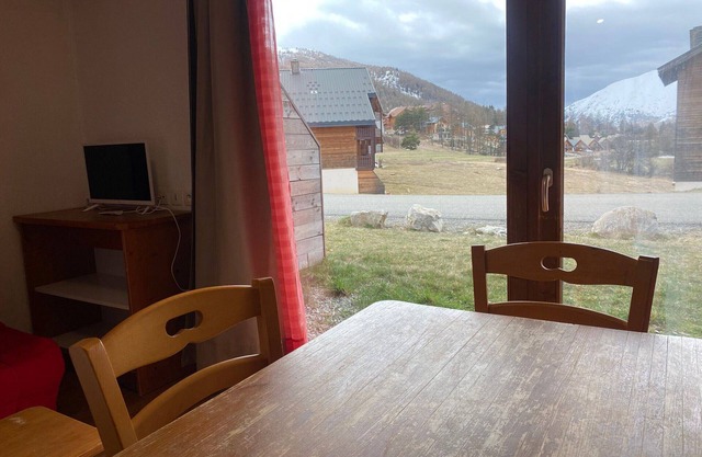 Ground floor studio with parking, pets allowed