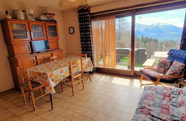 Ground Floor Apartment, South-Facing Terrace, Near Station, Sleeps 5