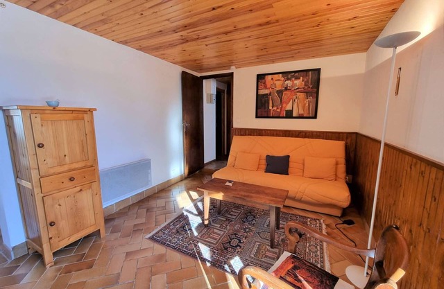 Ground Floor Chalet Apartment - Near Lauzière Chairlift - WiFi, Parking, Private Garden