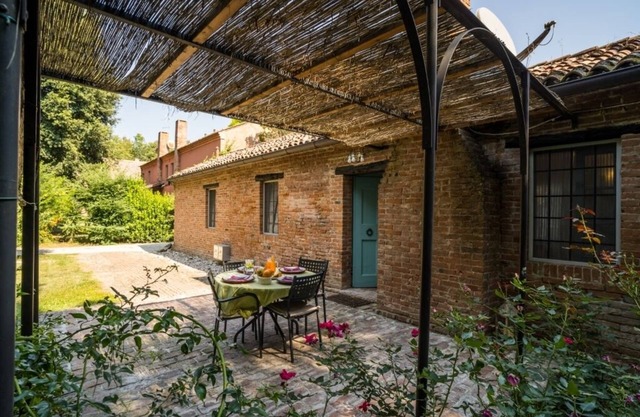 Ground floor cottage with garden and swimming pool