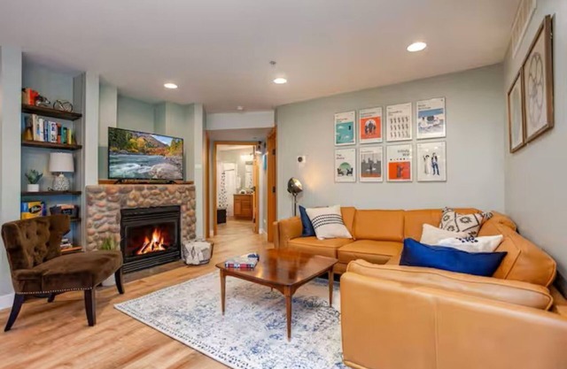 GroundFloor+Pool+King Bed+HotTub+Skiing