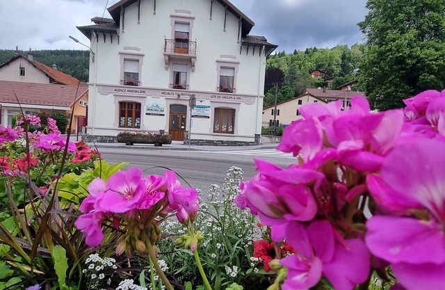 Group accommodation 42 people with 7 individual apartments and jacuzzi