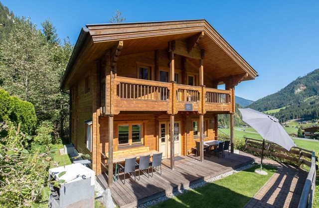 Group chalet with sauna, fireplace and barbecue