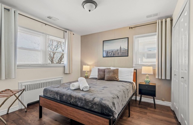 Group Chic , 25 Mins ->NYC , Free Parking , W/D