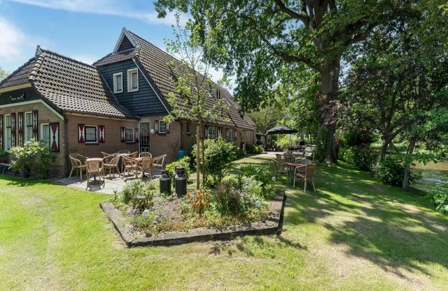 Group farm by the water in Giethoorn