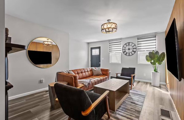 Group-Friendly 4 Bedroom/5 Bathroom Pets OK Close to Stadium 2 Car Pvt Parking