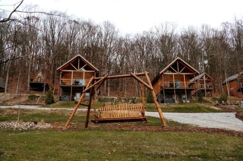 Group Friendly Cabin with Spa on the Deck in Ohio