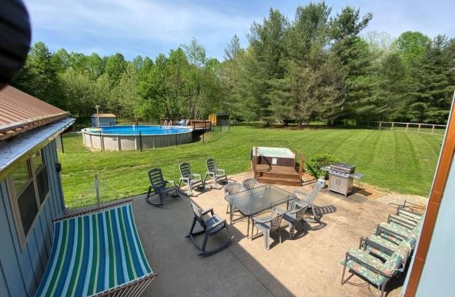 Group Retreat – Sleeps 20–50 | Hot Tub, Pool, Cabins & Camping Area Less than 10 minutes from India