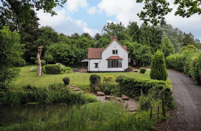 GROVE COTTAGE, family friendly, with hot tub in Leominster