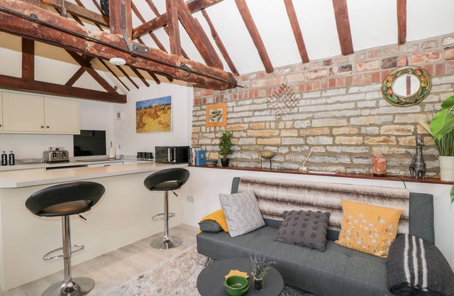 GROVE COTTAGE, pet friendly, luxury holiday cottage in Tewkesbury