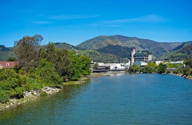 Grove Garden Villa - Beautiful Villa Style House next to the River