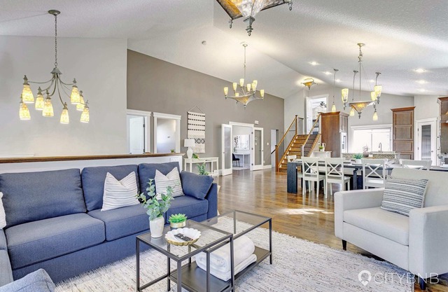 Grovenor. Sleeps 14. Family Home. Triple Garage.