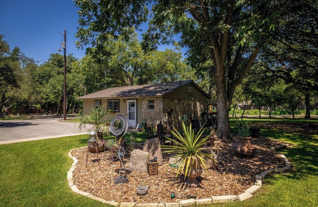 Gruene Country Cottage- just 1 mile to Gruene & 1/2 Mile to the Guadalupe River