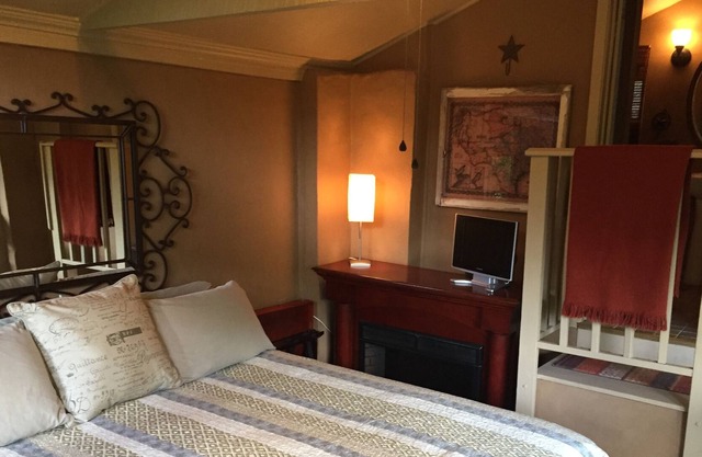 Gruene River Cabin on the Guadalupe - Sleeps 2, Kayak for 2, Float Tubes, Grill!
