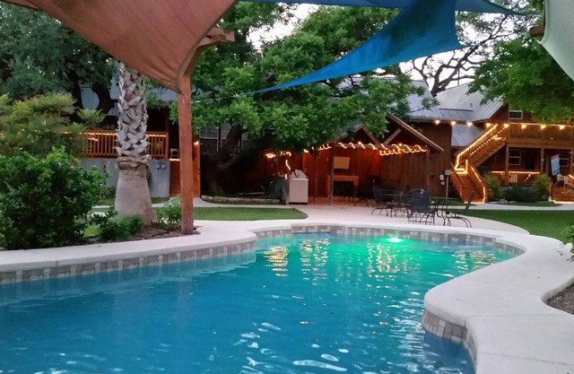 Gruene River Guest House - High & Dry On The River