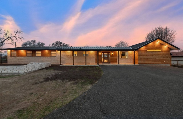 Guadalupe Bluff Modern House - Hot tub, view of Guadalupe, River!