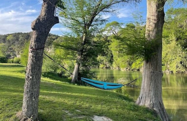 Guadalupe River Front 5 bedroom, 3 baths. Float, Fish, & Shuffle Board
