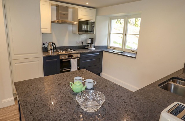 GUARDSWOOD COTTAGE, family friendly, with open fire in Coniston