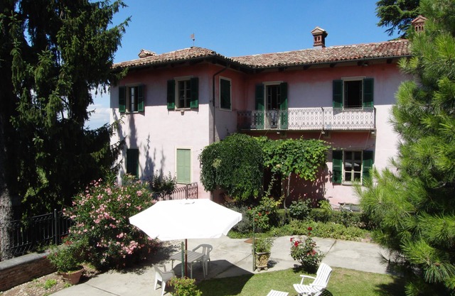 Guarene: ALBA, 5 km: in historical Mansion with park a flat overviewing the hills