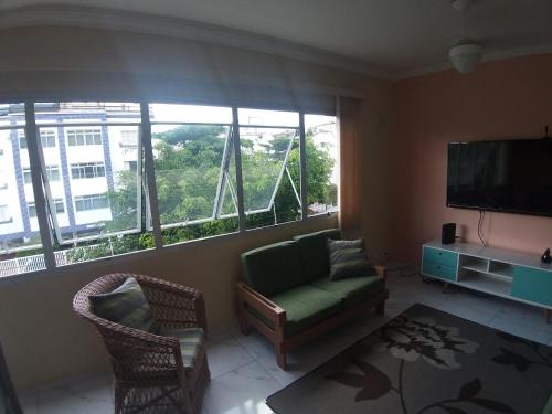 Guaruja. Excelente apartamento, localizado no melhor ponto da Enseada, a 200 m da praia. Possui restaurantes, mini shoppings e boulevard próximosar, ambém a supermercados, farmácias e ao aquário do Guarujá.