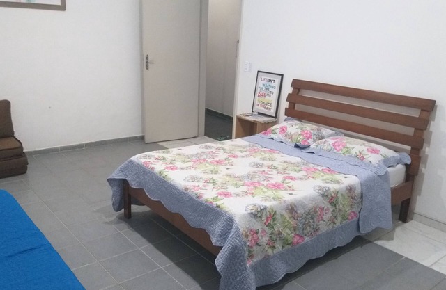 Guarujá- suite with minibar, ceiling fan at 1, 7 km from Asturias beach
