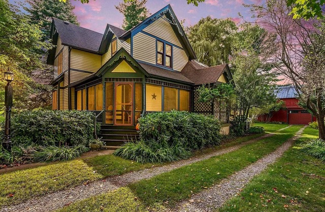 Guest Fav- Cozy Fall Retreat near Saugatuck–Lush Yard, Orchards, Shops, Wineries