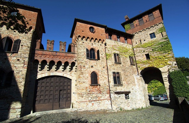 Guest House in Monferrato with Castle Views