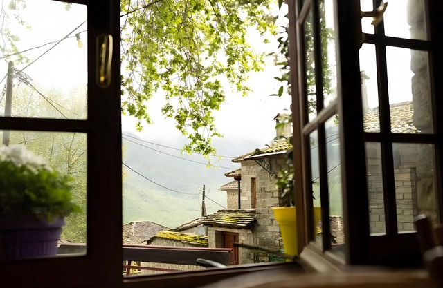 Guest House 'Armoloi Room 3' with Mountain View, Shared Terrace and Wi-Fi