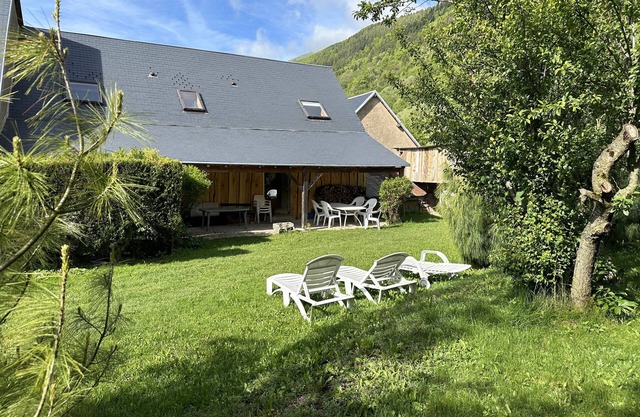 Guest House 'Chambre 6' with Shared Terrace, Private Garden and Wi-Fi