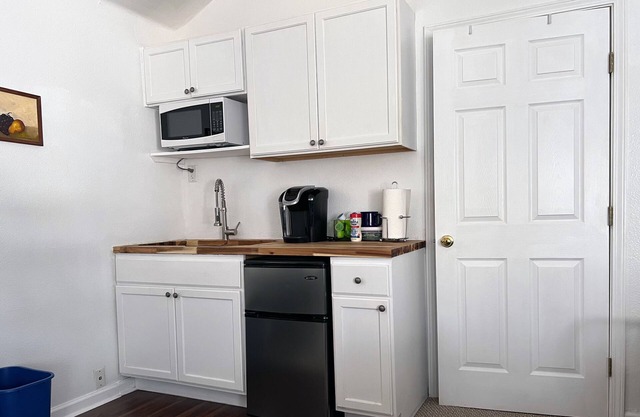 Guest house in Quiet Neighborhood convenient to shopping, restaurants, downtown.